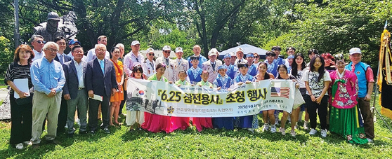 민주평화통일자문회의 뉴욕협의회가 지난 21일 퀸즈 플러싱 키세나파크에서 6·25전쟁 참전용사를 초청해 보훈행사를 진행했다. 이번 행사는 퀸즈한인회가 공동으로 주최했고, 존 리우 뉴욕주상원의원(민주·16선거구), 론 김 뉴욕주하원의원(민주·40선거구), 샌드라 황 뉴욕시의원(민주·20선거구) 등이 참석해 나라를 위해 헌신한 참전용사들에게 깊은 감사의 뜻을 전했다.  [민주평화통일자문회의 뉴욕협의회]