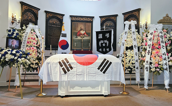 지난 17일 포레스트론 할리우드 힐스에서 열린 고 정규상 6·25 참전 유공자의 장례식장 모습. 뒤편에 대통령 근조기가 보인다. [최만규 육군협회 회장 제공]