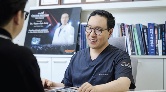연세힐치과 정현준 대표원장이 환자 상담을 하고 있다. [연세힐치과 제공]