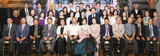 뉴욕조선족동포경제인협회는 지난 21일 플러싱 리셉션하우스에서 첫 걸음을 내딛는 창립식을 성황리에 개최하고, 초대회장을 맡게 된 미나 리 회장 취임식도 함께 진행했다. 뉴욕조선족동포경제인협회는 어려운 시기에 경제인간의 네트워크를 구축하고, 한인 경제인과 중국 경제인 사이에서 가교 역할을 하기 위해 만들어졌다. 이날 행사에는 한인 경제단체들과 존 리우 뉴욕주상원의원, 론 김 뉴욕주하원의원 등도 참석했다.  [뉴욕조선족동포경제인협회]