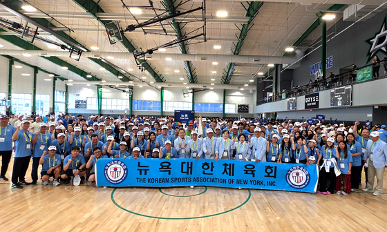 텍사스주 달라스에서 지난 20일부터 22일까지 열린 제23회 미주한인체육대회(미주체전)에서 뉴욕대표팀(사진)이 종합순위 6위, 뉴저지대표팀은 7위를 차지했다. 올해 대회는 ‘하나 된 열정, 함께 하는 도전, 빛나는 승리’를 주제로 열렸는데 뉴욕은 금 19·은 15·동 18개 등 총 52개의 메달을 획득했으나 2회 연속 종합우승에는 실패했다. 뉴저지 역시 금 11·은 12·동 7개 등 모두 30개의 메달을 따며 선전했으나 최상위권에는 진입하지 못했다. [뉴욕대한체육회]