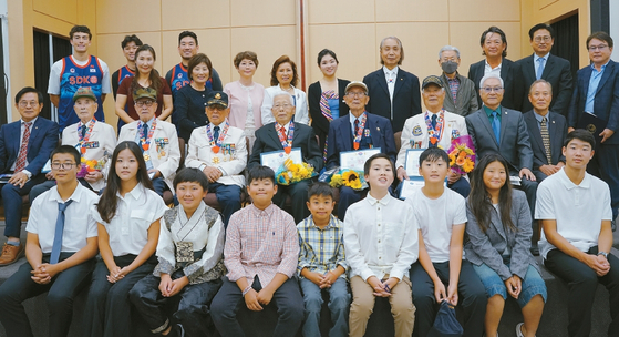 샌디에이고 한인회와 샌디에이고 한미시니어센터가 공동으로 주최한 6·25 전쟁 75주년 행사가 24일 한미시니어센터에서 열렸다. 주요 참석자들이 기념촬영을 하고 있다.