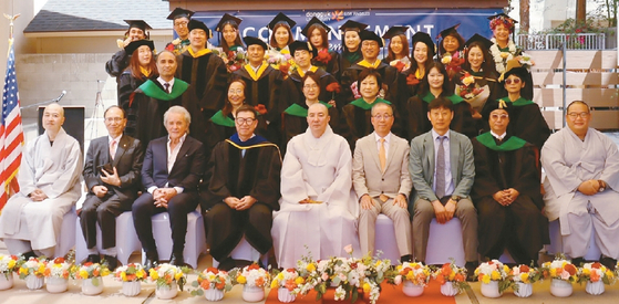 동국대학교 로스엔젤레스 캠퍼스가 지난 14일 제43회 학위수여식을 갖고 졸업생들을 격려했다. 동관 동국대 이사장 등 학교 관계자와 졸업생들이 사진 촬영을 하고 있다. [DULA 제공] 