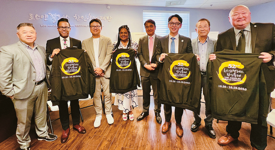 LA한인축제재단 이사들과 시 관계자들이 제52회 LA한인축제 성공을 다짐하고 있다. 오른쪽부터 LA시 레크리에이션&공원국 지미 김 국장, 배무한 이사, 스티브 강 대회장, 알렉스 차 회장, 헤더 허트 시의원, 브랜든 이 부회장, 문화예 술국 크리스 콘셉시온 부국장, 벤 박 이사.