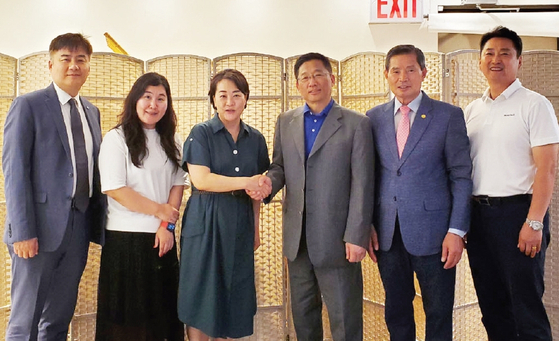 뉴욕한인회가 24일 플러싱 산수갑산2 식당에서 한국농수산식품유통공사(aT) 미주본부와 오찬 회의를 가졌다. 윤미정 aT 미주본부장은  “미국은 이제 한국식품의 수출 1위국이 됐다”며 “뉴욕한인회가 K-푸드 관련 행사를 별도로 계획한다면 적극 협조하겠다”고 밝혔다.  [뉴욕한인회]