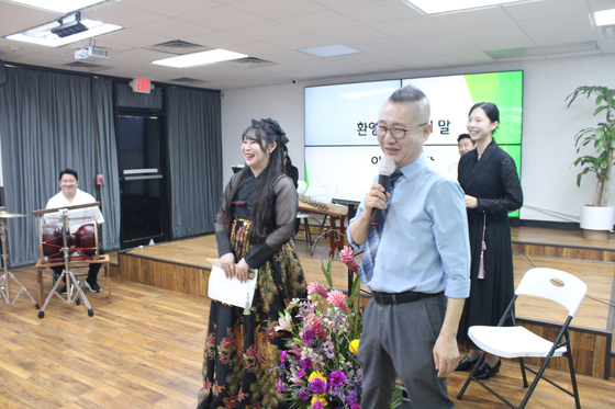 크리스 전(맨 오른쪽 앞) 노인회 사무총장이 공연에 앞서 여러 질문으로 ‘청음’을 인터뷰하고 있다.