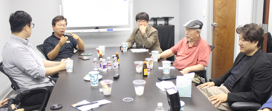 (왼쪽부터 시계방향) 상공회 케네스 정 부회장, 김현겸 전 회장, 이상윤 전 회장, 박영남 상임고문, 신동헌 현 회장이 의견을 교환하고 있다.