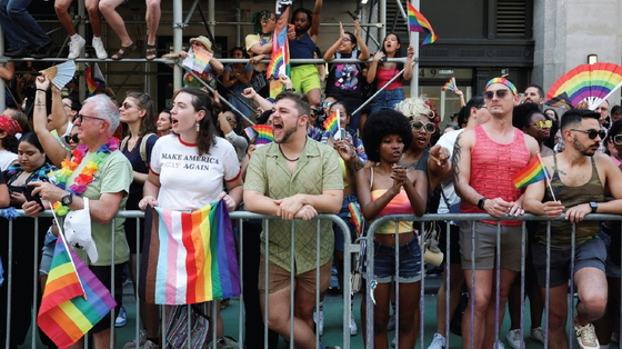 성소수자(LGBTQ+) 인권 운동을 기념하는 6월을 맞아 29일 맨해튼에서 ‘프라이드 퍼레이드(Pride Parade)’가 열렸다. 수만명이 퍼레이드가 진행된 맨해튼 첼시 일대에 모여들었고, 무지개 깃발을 흔들며 성소수자 지지를 표명하고 있다. [로이터]