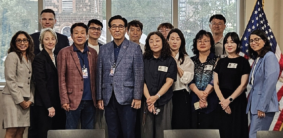 미주한미경찰자문위원회는 한국에서 방문한 한국 중앙검찰청 및 지방 검찰청 직원들과 함께 뉴저지주 버겐카운티 검찰청을 방문해 한국과 수사 시스템을 비교하는 기회를 가졌다. [미주한미경찰자문위원회]