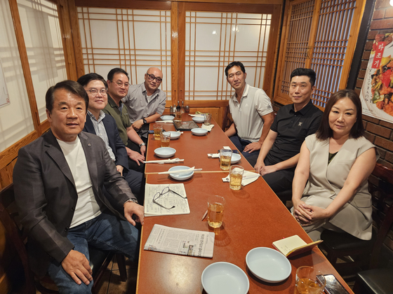 준비모임을 갖고 있는 관계자들. 왼쪽 앞부터 김덕만 회장, 이종규 경무관, 오영조 회장.