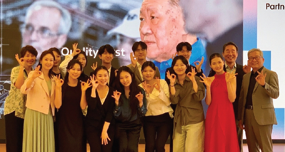 현대차 정몽구재단에서 선발한 ‘온드림 앙상블’ 장학생들이 27일 뉴욕한국문화원에서 재단과 문화원 간 협약식 후 기념촬영을 하고 있다.