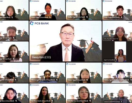 PCB뱅크(행장 헨리 김)가 지난 26일 온라인으로 제8회 장학금 수여식을 열고, 총 36명의 고등학교 졸업생에게 1인당 3000달러씩 총 10만8000달러의 장학금을 전달했다. 지금까지 누적 수혜자는 200여 명, 총 지원금은 57만8000달러에 달한다. 김 행장(가운데)은 “청소년들이 경제적 제약 없이 꿈을 펼칠 수 있도록 지속해서 지원할 것”이라고 밝혔다.  [PCB뱅크]