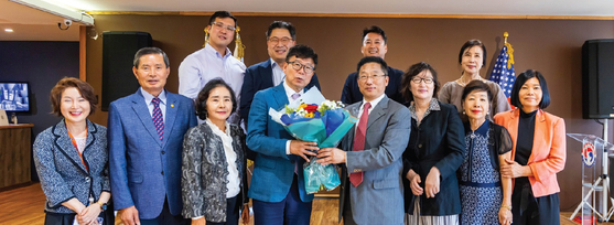 김의환 뉴욕총영사(앞줄 왼쪽 네 번째)가 지난달 26일 뉴욕한인회관을 방문해 한인회 임원진과 간담회를 가졌다. 김 총영사는 “39대 한인회 출범 후 집행부가 젊어지고, 의욕이 넘치는 것 같아 보기 좋다”고 인사말을 전했고, 이명석 뉴욕한인회장(앞줄 오른쪽 네 번째)은 “한국에 돌아가서도 한인사회를 위해 힘 써달라”고 당부했다. 한인회는 이날 간담회 후 김 총영사를 위한 간단한 송별회를 개최했다.  [뉴욕한인회]