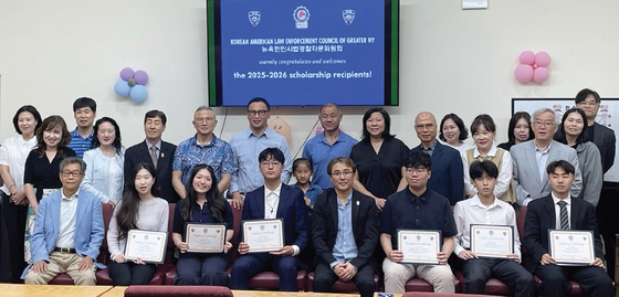 뉴욕한인사법경찰자문위원회(회장 신민수·앞줄 오른쪽 네 번째)는 지난달 27일 플러싱 장수데이케어에서 그레이스 멩 연방하원의원 , 존 리우 뉴욕주 상원의원, 론 김 뉴욕주 하원의원, 6명의 대학 입학을 앞둔 장학생과 가족 및 관계자들과 함께 장학금 수여식을 거행했다.  [뉴욕한인사법경찰자문위원회]