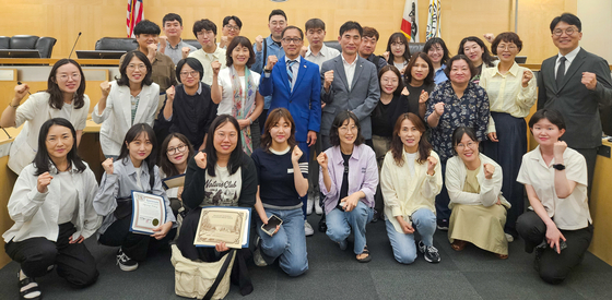 풀러턴 시청을 방문한 고양시 공무원 연수단이 프레드 정(가운데 파란색 정장) 풀러턴 시장과 함께 자리했다. 정 시장 오른쪽이 이재복 연수단장. [풀러턴 시장실 제공]