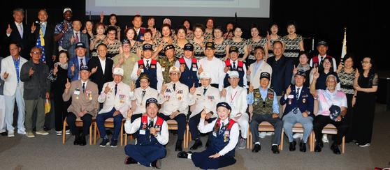 한국과 미국 재향군인 단체들이 개최한 제75회 6·25 기념행사 및 참전용사 위로연 직후 참전용사들과 주최측 인사들이 함께 자리했다. [재향군인회 남서부지부]
