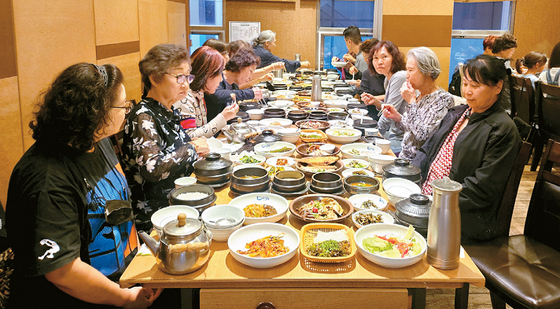 아주투어는 모국상품 모든 일정에 각 여행지 향토음식점 맛집을 넣어 미식 테마 여행도 즐길 수 있다. [아주투어 제공]