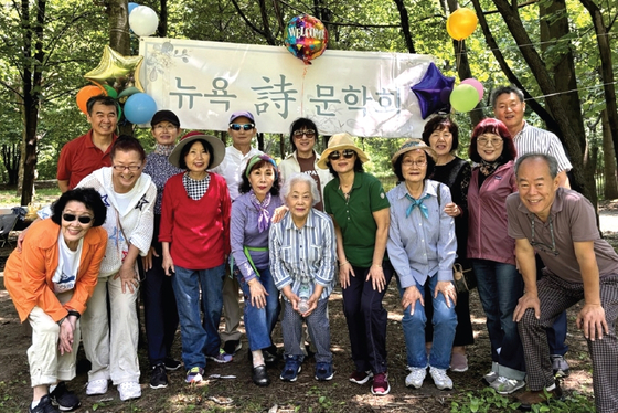 뉴욕시문학회는 지난달 28일 베이사이드 앨리폰드파크에서 2025년 정기 야유회 모임을 열고 현대시 강의, 시 낭송, 합평, 레크레이션 등을 진행했다. 뉴욕시문학회는 시를 사랑하고 창작하고 싶어하는 동포들이 매월 창작 모임을 갖고, 포엠뉴욕 작품집을 출간하고 있다.  [뉴욕시문학회]