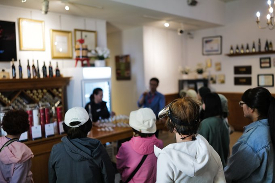 지난 5월 10일(토), 전문 포토그래퍼와 함께한 '나이아가라 당일 투어' 중, 참가자들이 와이너리에 방문하여 아이스와인 시음을 위한 설명을 듣고있다. [오즈투어 제공]