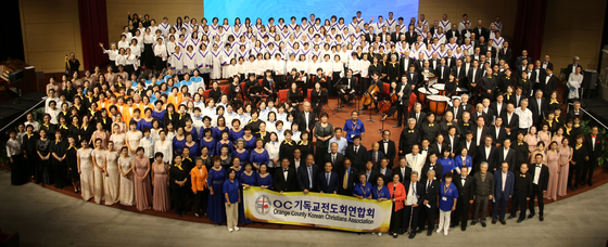 제37회 연합성가합창제에 참가한 성가대원, 합창단원들이 무대에 함께 자리했다.  [OC기독교전도회연합회 제공]