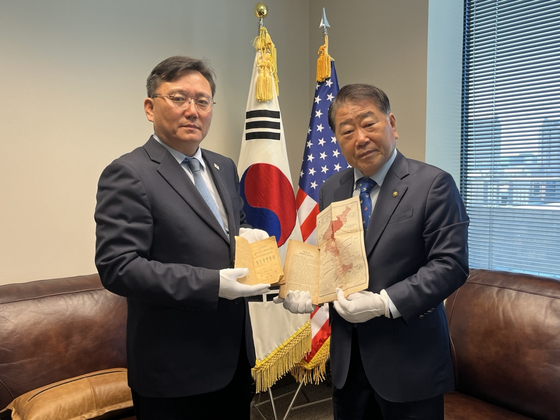 오원성 회장(오른쪽)이 주달라스영사출장소에서 도광헌 소장에게 6.25 전쟁 사료를 기증했다.