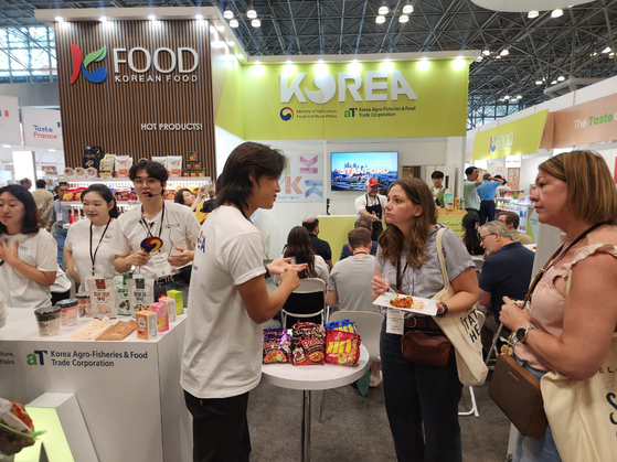 2025 뉴욕 식품박람회(FANCY FOOD SHOW) 한국관에서 고객 상담이 진행되는 모습. [사진 한국농수산식품유통공사]