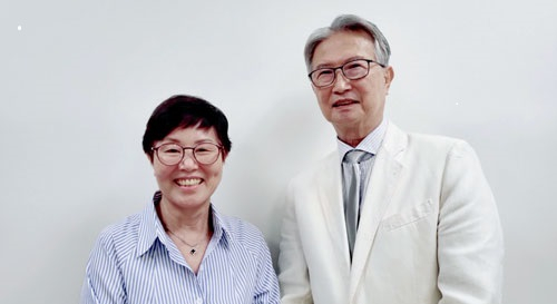 재미한인직업교육센터 엄은자(왼쪽) 원장과 김홍래 이사장이 여름학기 무료 직업교육 수강생을 모집하고 있다.