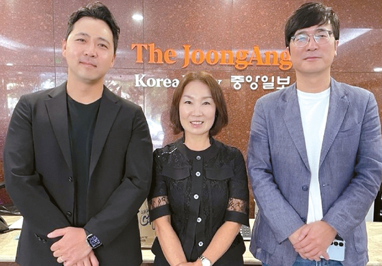 한국프랜차이즈협회 미국지회 임원진들이 K프랜차이즈 투자설명회 참여 업체를 소개하고 있다. 왼쪽부터 알렉스 손 ALMG 하스피탈리티 대표, 클라우디아 송 사무총장, 손명신 재무담당. 