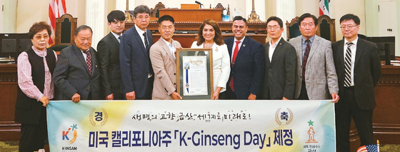 가주 의회가 7일 10월 23일을 'K-인삼의 날'로 정하는 결의안을 공식 통과시켰다. 새크라멘토 의사당에 모인 관계자들이 기념 촬영을 하고 있다. 왼쪽부터 이순희 미주 서남부 충청향우회장, 박동우 섀런 쿼크-실바 의원실 수석 보좌관, 김혁 금산군 주무관, 양길호 팀장, 손계원 기획 전략국장, 쿼크-실바 의원, 마크 곤잘레스 의원, 백유태 한국 농수산 유통공사 LA지사장, 폴 최 충청남도 홍보대사, 이해돈 LA 문화원장.  [섀런 쿼크-실바 의원실 제공]
