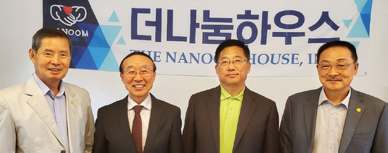 뉴욕한인회가 지난 6일 퀸즈 플러싱에 위치한 더나눔하우스를 방문해 현장을 살폈다. 더나눔하우스에는 한인노숙자 23명이 살고 있는데, 이에 이명석 뉴욕한인회장(오른쪽 두 번째)은 “지역 시의원 및 뉴욕시 노숙자서비스국과 접촉 시 한인회 관계자가 함께 참여해 정부 지원금을 받을 수 있도록 하겠다”고 전했다.  [뉴욕한인회]