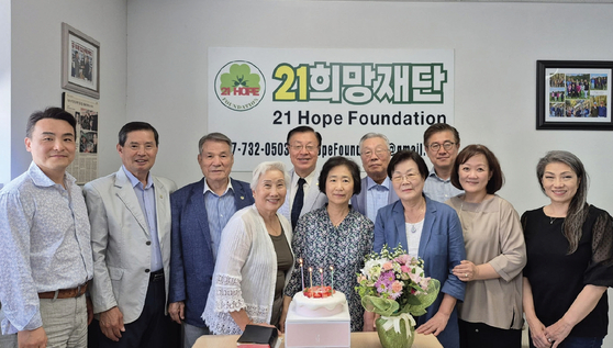 21희망재단이 지난 5일 재단 사무실에서 7월 월례 이사회를 개최하고 다양한 후원 사업을 결의했다. 이날 이사회에서는 여름캠프에 참가하는 학생들과 지도자들을 위한 기도회가 진행됐으며, 어려운 형편에 처한 한인 5명을 선정해 각각 700달러씩 지원하기로 결정됐다.  [21희망재단]