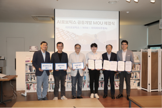 [Participants of the MOU signing for joint development of AI logistics robots (from right): Sam-Yun Jung, CEO of Hypervisual AI; Dong-Gyong Kim, CEO of THIRA Robotics; Woo-Jin Jun, CEO of WIM; In-Suk Han, Director of the K-Bio Lab Hub; Seok-Jin Yoon, former President of KIST; and Nam-Hoon Cho, CEO of KGround Ventures.Photo provided by KGround Ventures]