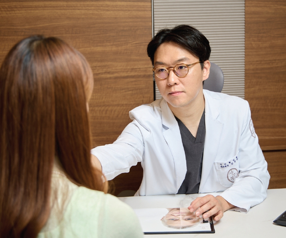 김상우 샤인봄의원 대표원장이 안티에이징 상담을 하고 있다.