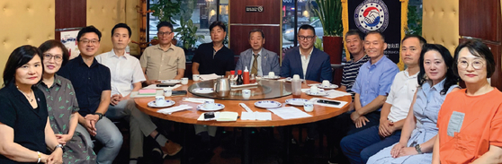 8일 베이사이드 거성 식당에서 ‘대뉴욕한인경제단체협의회’가 7월 월례회를 열었다. 이번 월례회에서 경단협은 론 김 뉴욕주하원의원(민주·40선거구·오른쪽 6번째)을 초청해 한인 소상공인들에게 미칠 주의회 법안들과 최근 정치상황에 대해 대화를 나눴다.