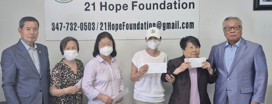 21희망재단이 지난 9일 재단 사무실에서 생활고와 공황장애, 가정폭력 등으로 어려움을 겪고 있는 한인 동포 5명에게 각각 700달러씩 긴급 생계비를 지원했다. 이번 지원은 갑작스러운 경제적 위기나 장기적인 생활고로 힘든 상황에 놓인 한인 동포들에게 작은 보탬이 되고자 마련된 지원금이다.  [21희망재단]