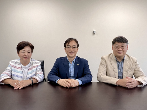 남가주 한국학원 전송옥(왼쪽부터) 교육감, 박성수 이사장, 류기형 총무이사가 남가주 발렌시아 한국학교 개교를 알리고 있다.