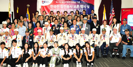 OCSD평통이 개최한 한국전 참전용사 보훈행사 및 탈북민 자녀 장학금 수여식 참석자들이 행사 직후 한자리에 모였다. [OCSD평통 제공] 