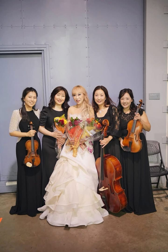 조수미(중앙)와 송혜영(왼쪽에서 두 번째) 피아니스트, 그리고 세움 쳄버 멤버들이 공연 후 사진촬영을 하고 있다. 사진제공=그레이스포인트 미디어.