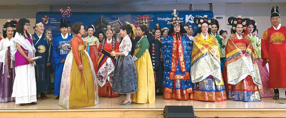황정주 하우스 오브 코리아 회장(앞줄 오른쪽)이 박영미 카마실버모델협회 전 회장에게 감사장을 전달하고 있다.