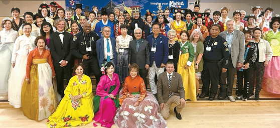 하우스 오브 코리아의 '2025 코리아-풀 나이트'가 12일 발보아 파크 클럽 볼룸에서 열렸다. 둘째 줄 왼쪽 세 번째부터 벤자민 켈소 SDPD 커맨더, 김건선 하우스 오브 코리아 이사장, 황정주 하우스 오브 코리아 회장, 임천빈 샌디에이고 한인회 명예회장, 앤디 박 회장,한 사람 건너 김경라 행사 공동위원장.