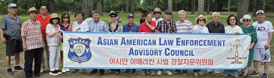 아시안아메리칸사법경찰자문위원회가 지난 12일 퀸즈 앨리폰드파크에서 20여명의 회원들과 단합대회 겸 바베큐 행사를 가졌다. 이날 참석한 회원들은 서로 친목을 다지는 시간을 가졌다.  [아시안아메리칸사법경찰자문회의]