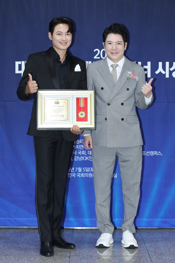 [가수겸 배우 이지훈와 대한민국 엔터테인먼트협회 회장 이일섭]