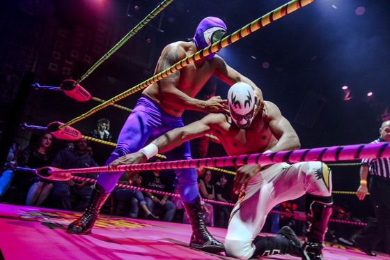 마얀 시어터에서 열린 ‘루차 바붐(Lucha VaVoom)’ 공연 중 한 장면. 가면을 쓴 루차도르들이 링 위에서 격돌하고 있다. 루차 바붐은 멕시코 전통 레슬링 '루차 리브레 (Lucha Libre)'와 벌레스크 쇼를 결합한 종합 엔터테인먼트 공연으로, 20여 년째 로컬 팬들의 사랑을 받고 있다.