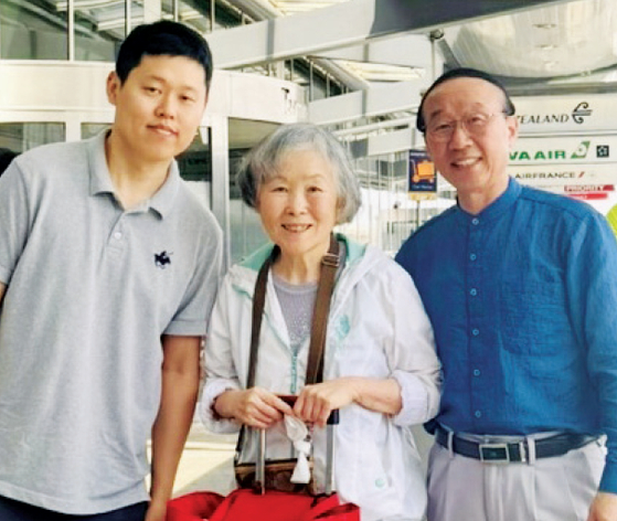 지난 14일 한국 귀국을 앞두고 있는 이성자씨(가운데). [더나눔하우스 제공]