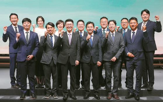 지난 13일 밸리 지역의 대형교회 에브리데이 교회가 신학생 5명에게 장학금을 지급했다. 이날 수여식을 마친 뒤 교회 교역자들과 장학생들이 화이팅을 외치고 있다. 앞줄 왼쪽부터 장학생 이성민·김영욱 목사, 손창민 담임목사, 장학생 유영권 전도사, 백인성 목사, 김한수 전도사. [에브리데이 교회 제공]