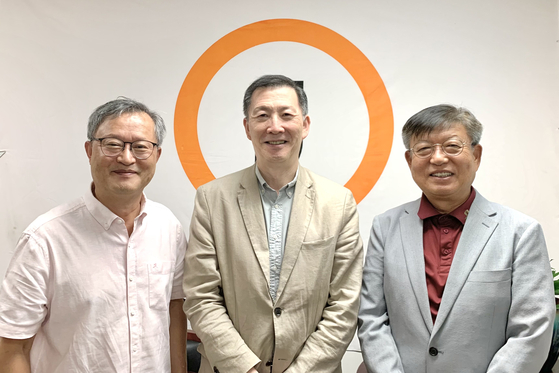 왼쪽부터 노재원 시카고중앙일보 대표, 남윤호 미주중앙일보 대표, 조찬식 미주중앙일보 경영지원실장. 