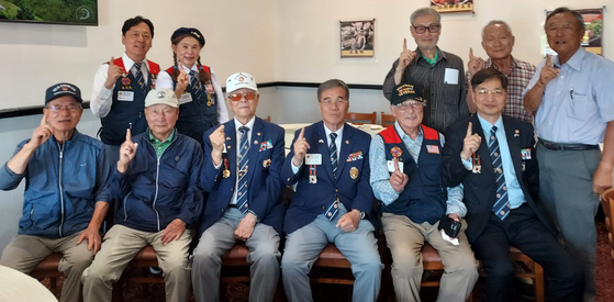 24일 열릴 제72주년 휴전협정 기념행사 준비 모임 참석자들이 한자리에 모였다. 앞줄 왼쪽에서 4번째가 박굉정 재향군인회 미 남서부지회장, 박 회장 왼쪽이 기념행사 중 출범할 6·25 참전유공자회 미 남서부지회의 이승해 초대 회장. [향군 미 남서부지회 제공] 