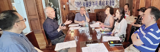 서울대 뉴욕 북클럽(대표 신응남)은 지난 17일 커네티컷주 그리니치 소재 회원 자택에서 2025년 제2차 독서 토론회를 개최했다. 7월 한여름 중에 참석한 회원들은 ‘장자’와 무라카미 하루키의 ‘상실의 시대’를 일독하고, 토론하며 서평을 나누는 유익한 시간을 가졌다.  [서울대 뉴욕 북클럽]