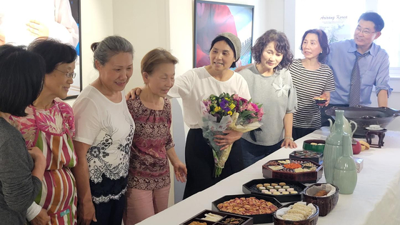 한미문화예술재단(KACAF, 이사장 이태미)이 주최한 ‘박송희 셰프(오른쪽에서 네번째)의 한식 세계화 디저트 전시회’가 열렸다. 