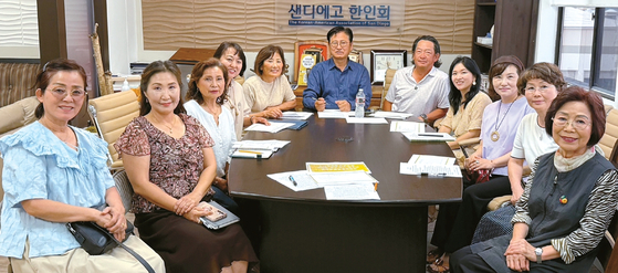 샌디에이고 한인회는 지난 14일 정기 이사회를 갖고 다음달 16일 개최할 '제1회 한인회 축제'의 준비 과정에 대해 논의했다. 왼쪽부터 엘리스 정 평통 SD지회장, 헬렌 오 성악가, 김영옥 이사, 한희정 이사, 김정아 부회장, 앤디 박 회장, 댄 윤 부회장, 여근하 이사, 최윤정 이사, 모경진 이사, 한춘진 샌디에이고 무용협회 CEO.